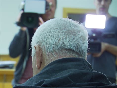 Ein mann hatte ein holzstück minutenlang gegen den hals seiner ehefrau gedrückt. Mord an Ehefrau: 20 Jahre Haft - wien.ORF.at