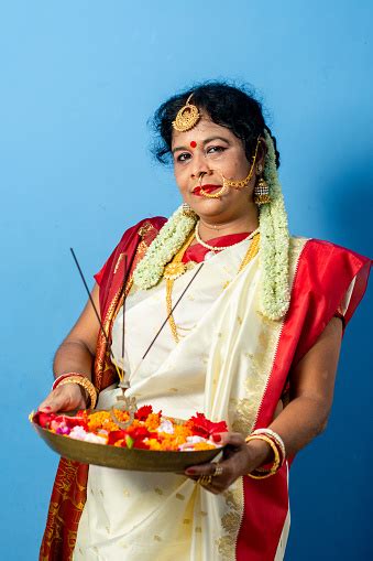 Wanita India Memegang Piring Persembahan Agama Durga Puja Dan Konsep Diwali Dengan Wanita