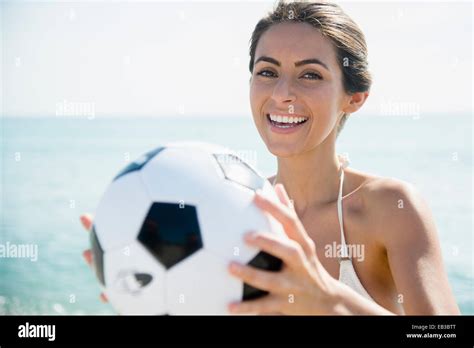 Head And Shoulders Woman Beach Hi Res Stock Photography And Images Alamy