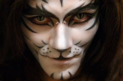 kreative halloween make up fuer maenner white tiger gesicht malen kunstop de