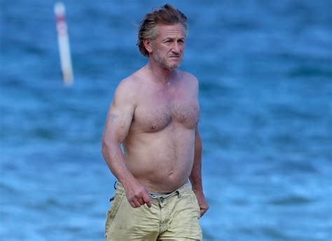 Sem camisa Sean Penn faz caminhada em praia no Havaí Quem QUEM News