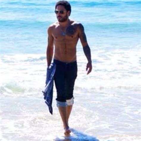 Lenny Kravitz On The Beach In Australia Hot Topic Store Stomach Abs