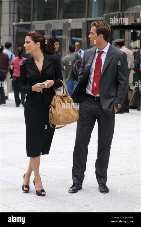 Sandra Bullock And Ryan Reynolds On The Film Set Of The Proposal New York City Usa 060608
