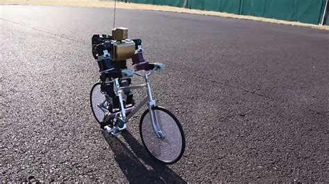 自転車を乗り回すロボットだと？ ペダルを漕ぎ、バランスを取って走る姿に「凄い！」「動きが自然」の声 ニコニコニュース オリジナル