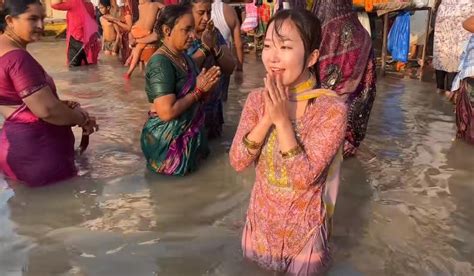 A 22 Year Old Female Internet Celebrity Went To The Ganges River In India To Cleanse Her Body