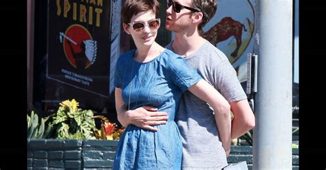 Anne Hathaway Et Son Fiance Adam Shulman Roucoulent A Los Angeles