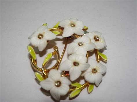 Sweet Poesy White Flower Pin