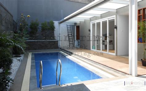 Biasanya kolam renang menjadi salah satu fasilitas yang identik dengan rumah megah dan besar. Desain Rumah Awaludin - Arginuring Arsitek