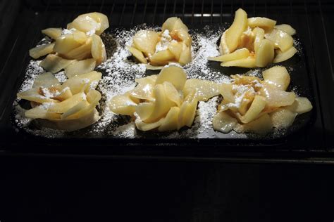 Le rose di mele sono un dolcetto fragrante di pastafrolla e mele, molto scenico le rose di mele fatte in casa sono amore allo stato puro: Rosette di mele con marmellata di frutta