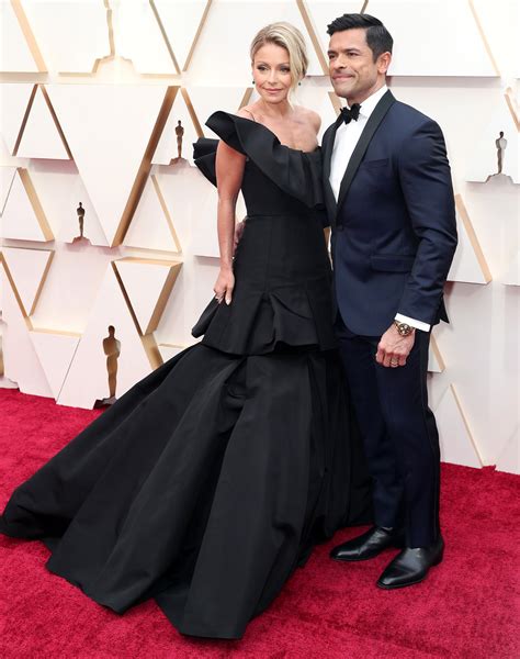 Oscars 2020 Kelly Ripa Mark Consuelos More Couples Hit Red Carpet