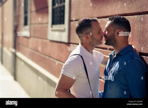 gay men kissing stockfotos und bilder kaufen alamy