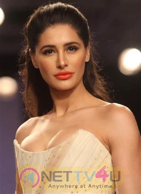 actress nargis fakhri hot and sexy stills 565562 galleries and hd images