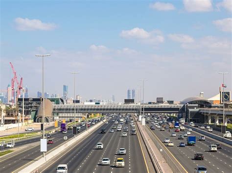 Sheikh Zayed Road In Dubai Mit Vielen Spuren