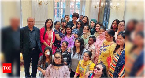 Shah Rukh Khan Supports Acid Attack Survivors Says If We Keep Trying