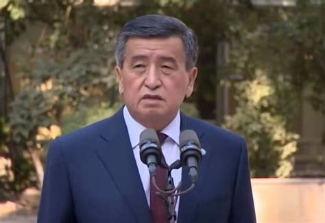 Президент Киргизии ушел в отставку: Жээнбеков призвал вернуть мир в Бишкек