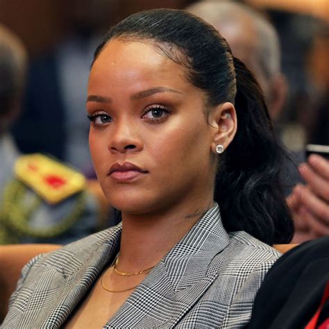 У рианны есть два младших брата: Rihanna slams Snapchat over advert promoting domestic ...