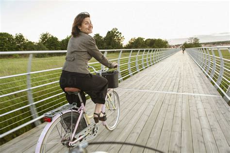 Mature Woman Riding On Bicycle Lizenzfreies Stockfoto