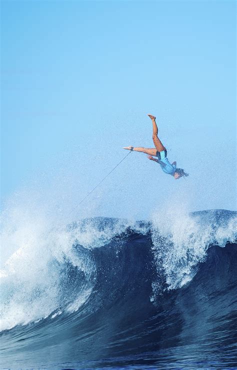 Acrobatic Moves Came Out At The Fijipro Photo Surf Surf Photographie Surfeuse