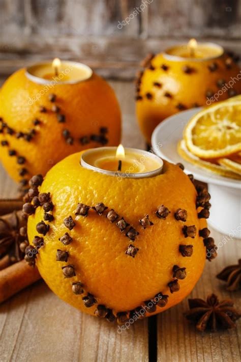 Boule De Pompon Orange Avec La Bougie Décorée Avec Des Clous De Girofle