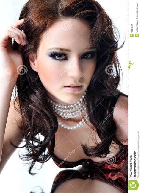 Mody fryzury kobieta obraz stock. Obraz złożonej z odzwierciedlający