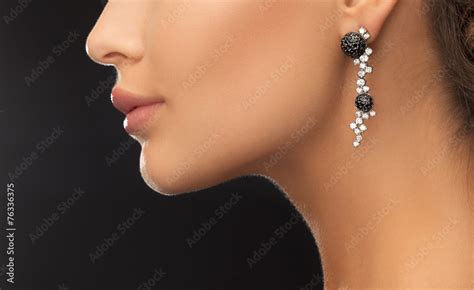 Woman Wearing Shiny Diamond Earrings Stock Foto Adobe Stock