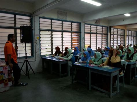 Penolong ketua pengawas 1 2010 meraih kemenangan straight a. SKPHEM: Kursus Kepimpinan Pengawas, Pustakawan, Ketua ...