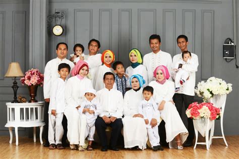 Model baju gamis lebaran sifon hanna syari model gamis. Pilihan Warna Baju Muslim Agar Foto Keluarga Tampak Cantik