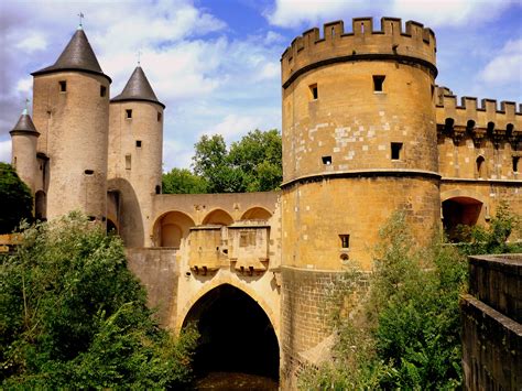 top 10 most beautiful medieval castles of france french moments