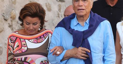 Bernard tapie et son épouse dominique ont subi une nouvelle épreuve dans la nuit du samedi 3 au dans une écoute téléphonique fuitée en février 2013, bernard tapie disait de sa femme : Bernard Tapie et sa femme Dominique à Saint-Tropez. Le 15 ...