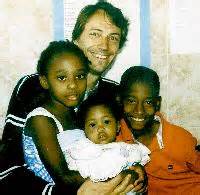 Andreas sönnichsen und gabriele meyer zeigen, dass die evidenz zum nutzen und schaden von schutzmaßnahmen weiterhin mangelhaft ist. Arzt im Großstadt-Slum - Engagierter Moosacher arbeitet ...