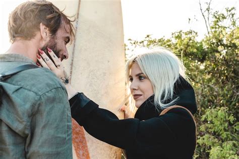 Couple Hipster Amoureux Debout Sur Des Dunes Sauvages Près De La Mer