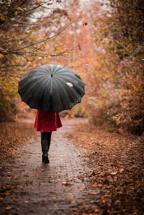 Fashionable Girl Umbrella Rain Walking Autumn Park — Stock