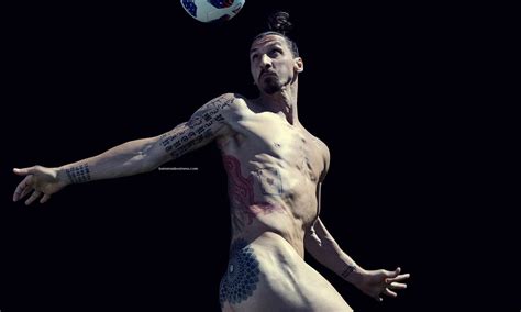 Jogador Zlatan Ibrahimovic Exibe Tatuagens Em Ensaio Nu Para Revista