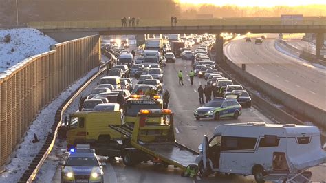 It's london's most active news center with a team of aggressive street reporters. NonstopNews - Mehrere Fahrzeuge krachen auf rutschiger ...