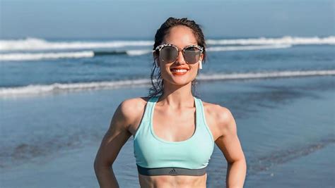 Cinta Laura Pamer Perut Sixpack Di Pantai Netizen Body Goals