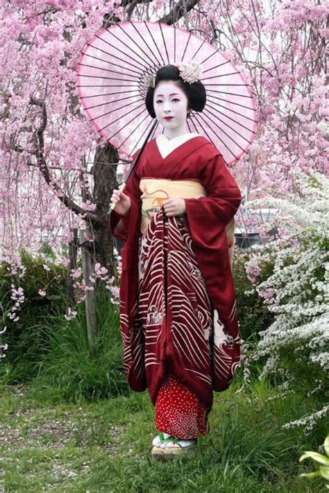 A Maiko Wearing A Susohiki Kimono Japanese Costume Japanese Traditional Dress Geisha