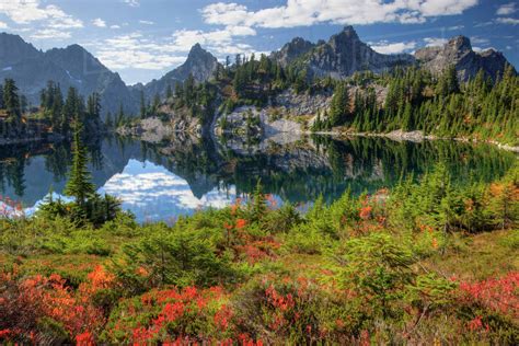 Wa Alpine Lakes Wilderness Gem Lake With Brilliant Fall Color
