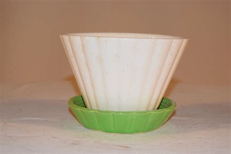 shawnee pottery duo tone flower pot at 1stdibs shawnee pottery planters shawnee planter