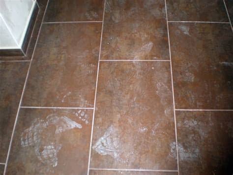 Se puede elegir entre los productos clásicos específicos para suelos u otro tipo de resinas, como las epoxi y de poliuretano, con una mayor resistencia al paso del tiempo. Foto: Porcelanico en Suelo de Cocina(luanco) de Corema ...