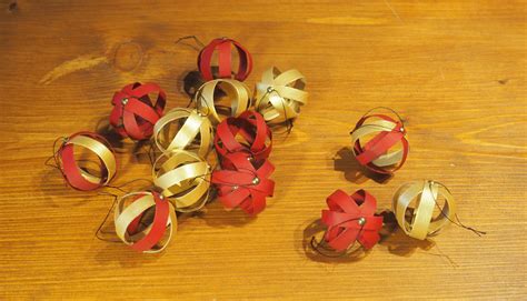 Comment fabriquer des boules de noël en papier ? Bricolage Noël : Boules de Noël avec rouleaux de papier ...