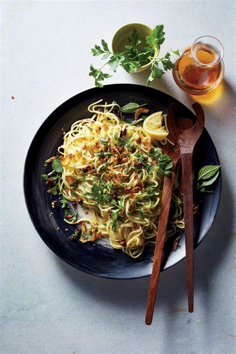 Add the garlic and red pepper flakes and sautee for about 2 minutes. Spaghetti Aglio e Olio Recipe | MyRecipes.com
