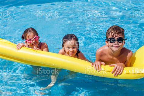 Niños Jugando En La Piscina Concepto De Infancia Verano Y Vacaciones