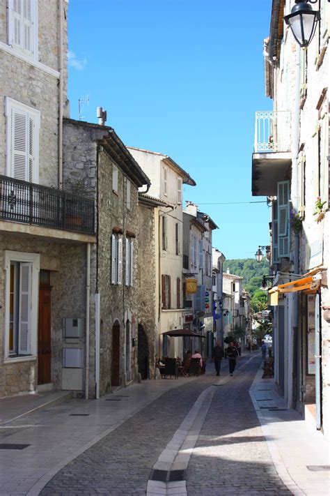 Hôtels, locations, courts ou longs séjours, circuits ou croisières, trouvez vos vacances en ligne avec voyages leclerc. Photo à La Colle-sur-Loup (06480) : Ruelle de La colle sur ...