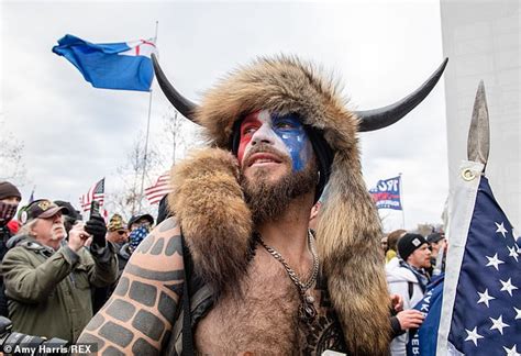 Kaum ein satz ist so entscheidend für das. 'QAnon Shaman' is a 33-year-old failed actor who lives ...
