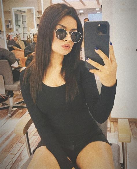 Iphone Swag What Makes Avneet Kaur The Hottest Selfie Queen Find Out