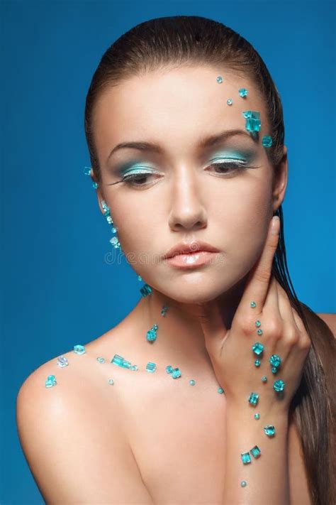 Schöne Nackte Junge Frau Bedeckt Mit Blauen Kristallen Stockbild Bild