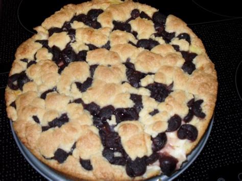 Für euren saftigen kirsch pudding schmand kuchen beginnt ihr mit dem teigboden: Pudding-Streusel-Kuchen mit Kirschen - Rezept - kochbar.de