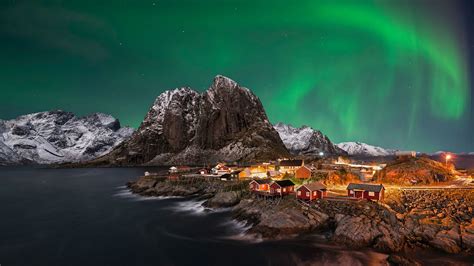 Northern Lights Over Norwegian Village In Winter Fond Décran Hd