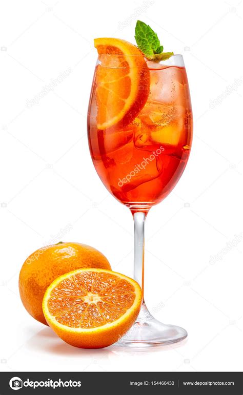Doe ijsblokjes en een schijfje sinaasappel in het glas, vervolgens 3 delen prosecco, 2 delen aperol en als laatste 1 deel koolzuurhoudend bronwater. Glas Aperol Spritz Cocktail - Stockfotografie: lizenzfreie ...