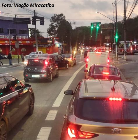 Acidente afeta operação de ônibus na região da estrada de itapecerica